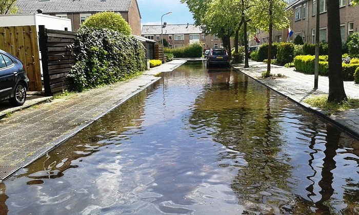 Straten blank tijdens hevige bui in Dalfsen - Foto: Eigen geleverde foto
