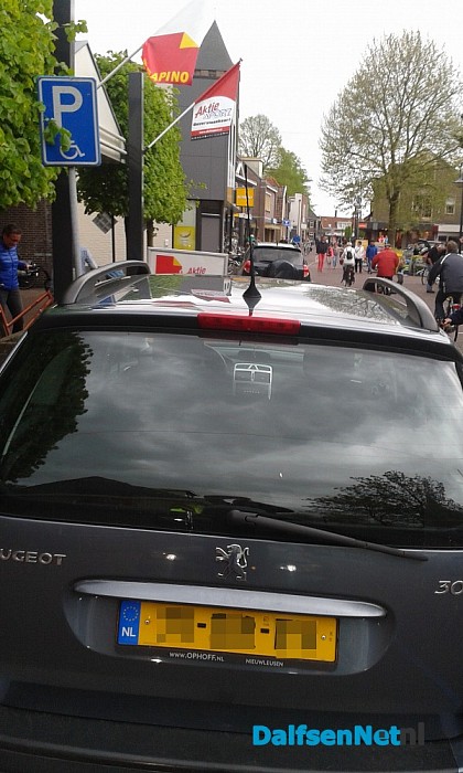 Auto op invaliden parkeerplaats