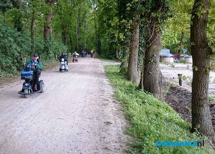 Scootmobielers op pad - Foto: Robert Bril