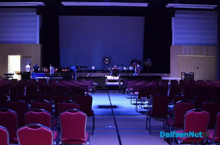 Opbouw herdenkingsconcert in volle gang. - Foto: Johan Bokma