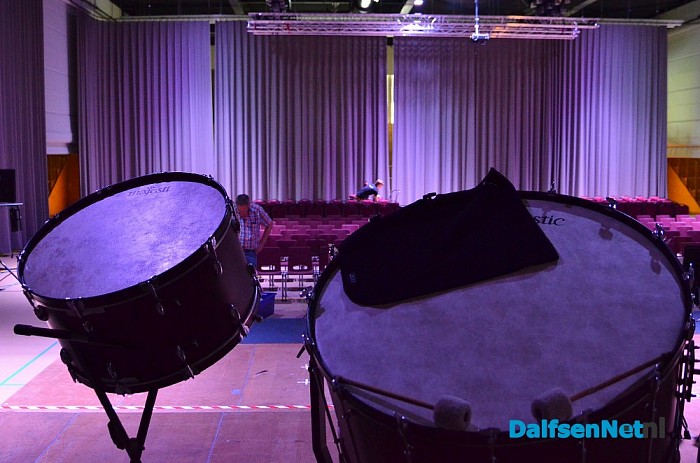 Opbouw herdenkingsconcert in volle gang. - Foto: Johan Bokma