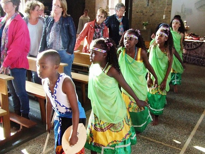Spetterend optreden Oegandees kinderkoor - Foto: Wim