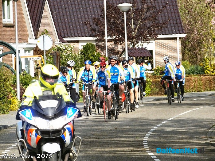 De fietsers zijn terug in Oudleusen. - Foto: H.G. Foto