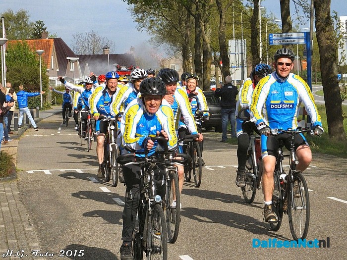 De fietsers zijn terug in Oudleusen. - Foto: H.G. Foto