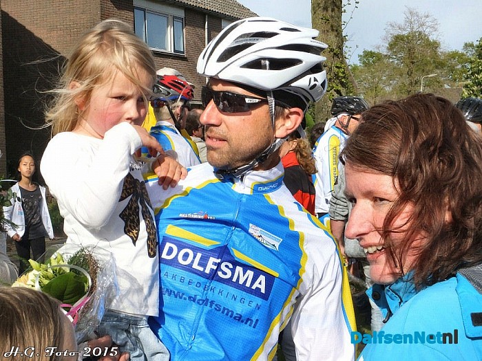De fietsers zijn terug in Oudleusen. - Foto: H.G. Foto