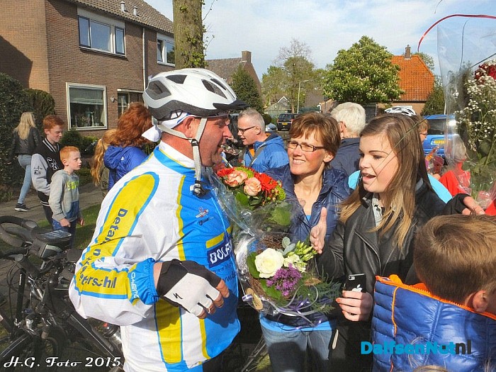 De fietsers zijn terug in Oudleusen. - Foto: H.G. Foto