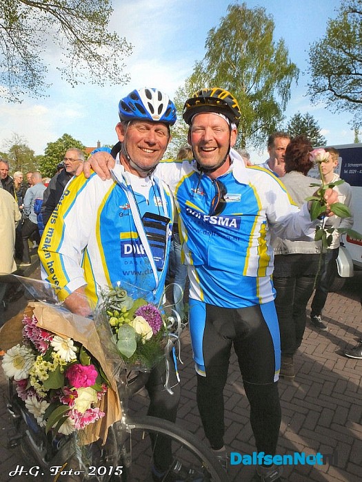 De fietsers zijn terug in Oudleusen. - Foto: H.G. Foto