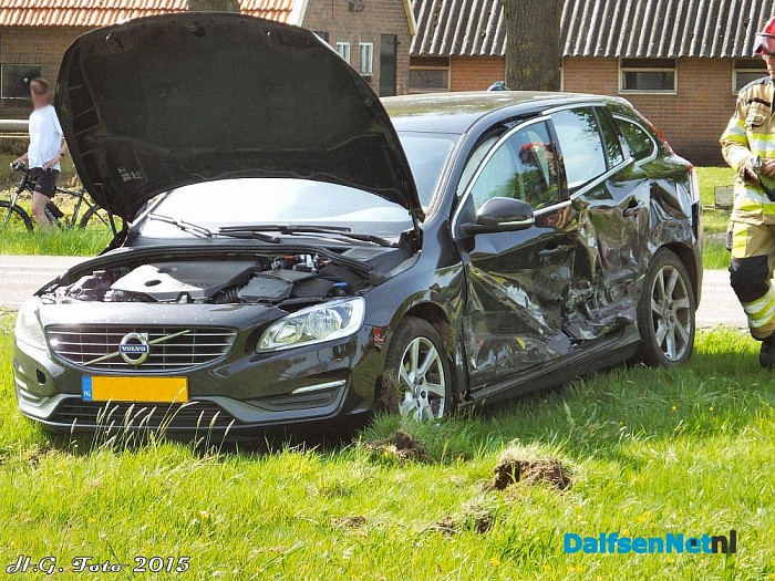 Zware schade bij oversteken N348 - Foto: H.G. Foto