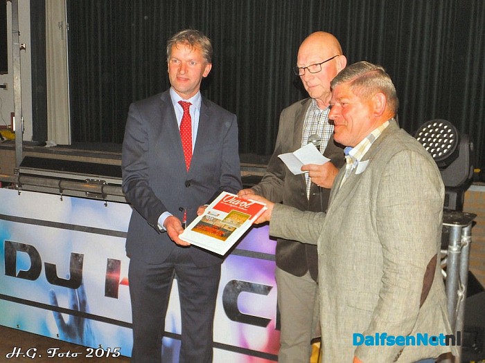 Wethouder neemt 1e exemplaar boek Ouvol in ontvangst. - Foto: H.G. Foto