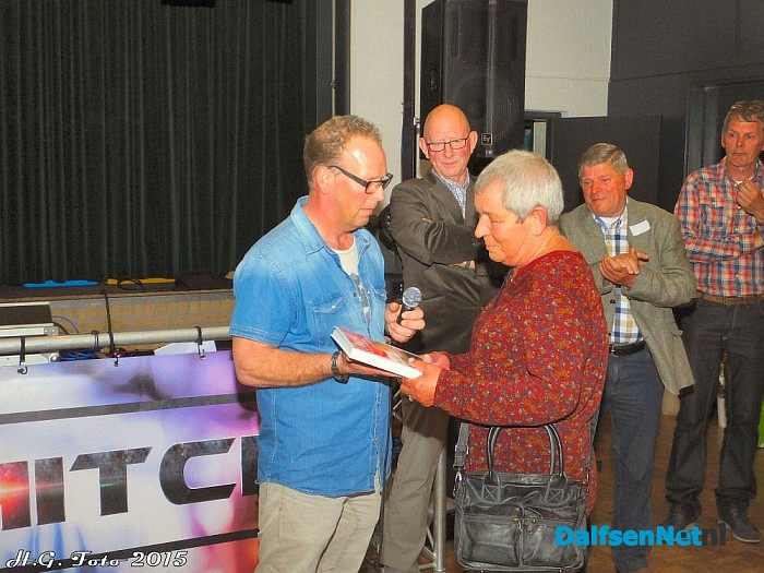 Wethouder neemt 1e exemplaar boek Ouvol in ontvangst. - Foto: H.G. Foto