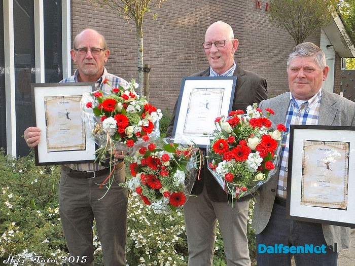 Wethouder neemt 1e exemplaar boek Ouvol in ontvangst. - Foto: H.G. Foto