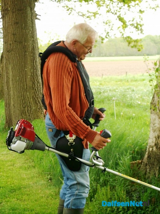 Meneer Damman helpt de gemeente een handje