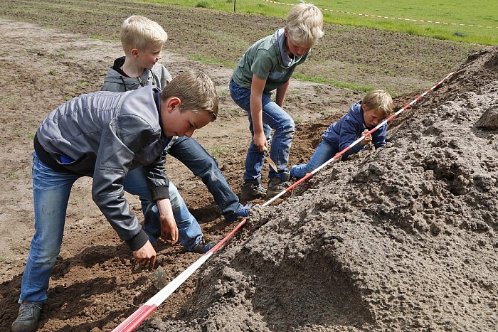Ruim 250 leerlingen voor 1 dag archeoloog in Gerner - Foto: Paul Scholten