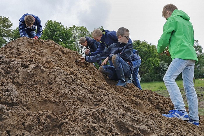 Ruim 250 leerlingen voor 1 dag archeoloog in Gerner - Foto: Paul Scholten