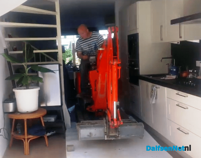 Met minikraan door woning