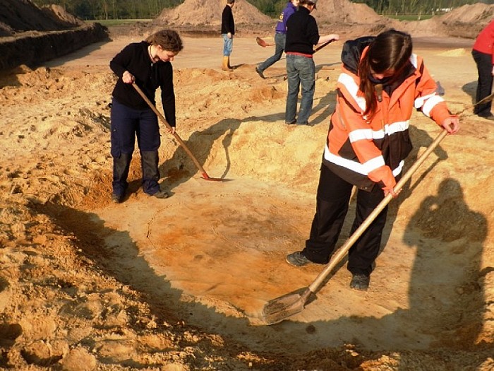 Zeven weken voor het karretje door  archeologen - Foto: Wim
