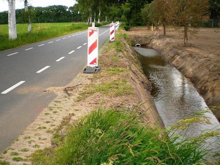 Sloot kort aan de weg - Foto: Eigen geleverde foto