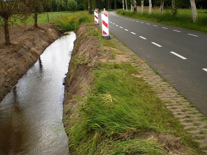 Sloot kort aan de weg - Foto: Eigen geleverde foto