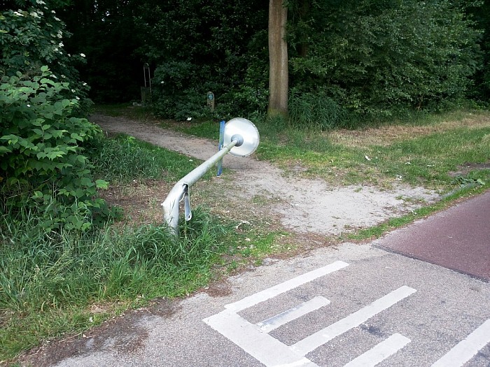 Vernieling lantaarnpaal Dalfsen - Foto: Eigen geleverde foto