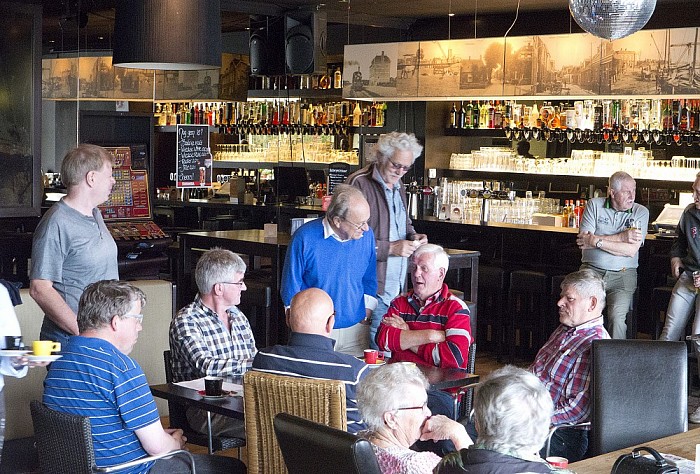 Kaarten aan de Vechtkade… (of toch maar niet) - Foto: Geert Bistervels
