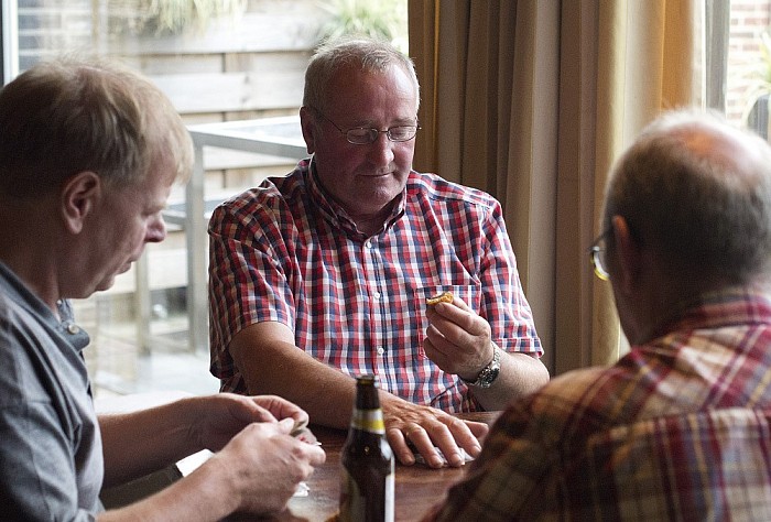 Kaarten aan de Vechtkade… (of toch maar niet) - Foto: Geert Bistervels