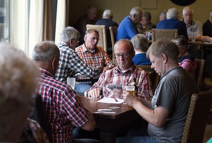 Kaarten aan de Vechtkade… (of toch maar niet) - Foto: Geert Bistervels