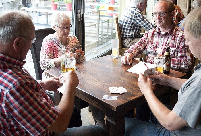 Kaarten aan de Vechtkade… (of toch maar niet) - Foto: Geert Bistervels