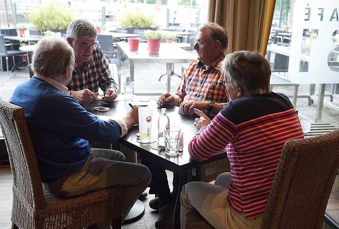 Kaarten aan de Vechtkade… (of toch maar niet) - Foto: Geert Bistervels