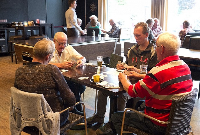 Kaarten aan de Vechtkade… (of toch maar niet) - Foto: Geert Bistervels