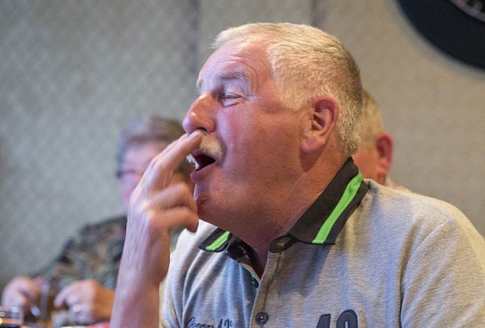 Kaarten aan de Vechtkade… (of toch maar niet) - Foto: Geert Bistervels