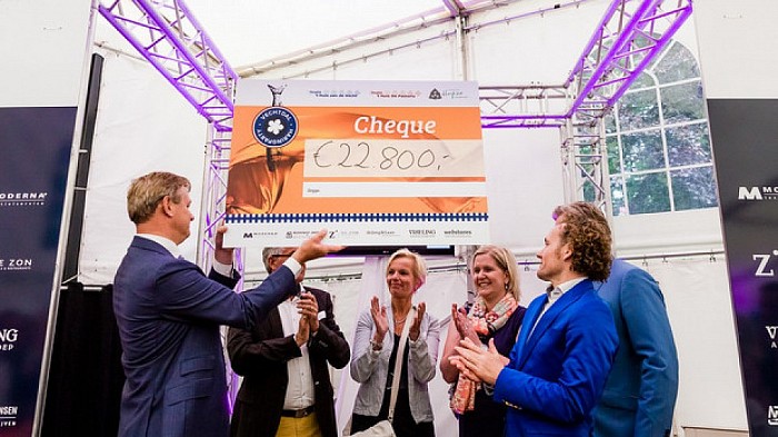 Vaatje haring brengt 22.800 euro op voor hospices