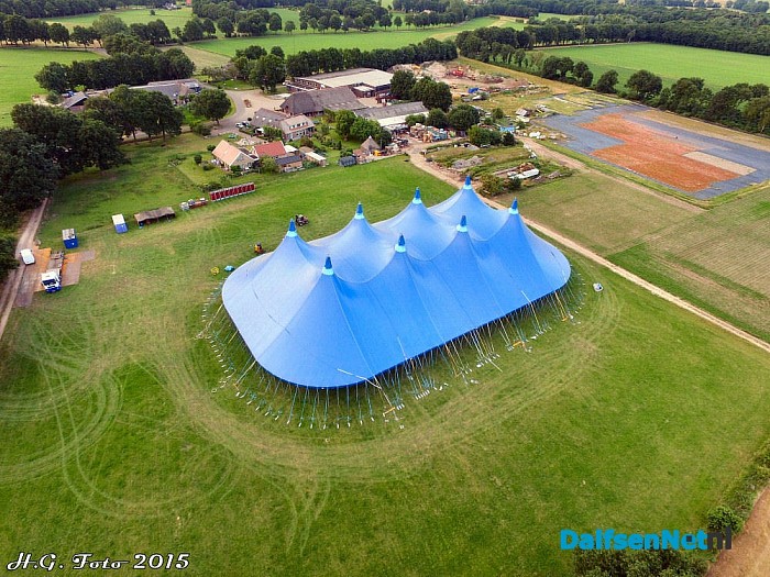 De “Normaal”tent staat al bijna. - Foto: H.G. Foto