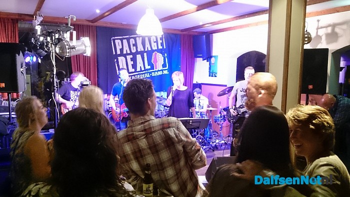 Package Deal rockt lekker weg in Mansier - Foto: Robert Bril