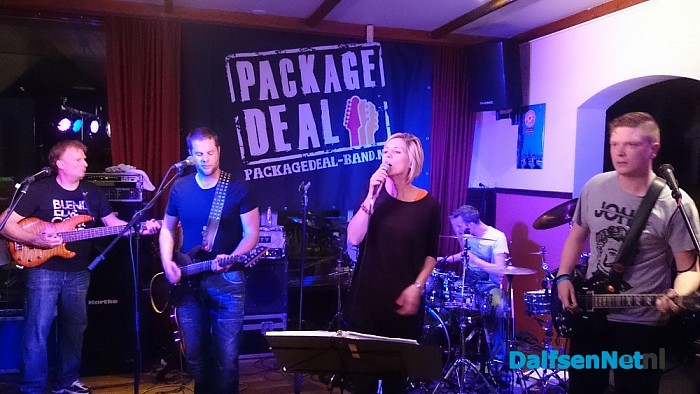 Package Deal rockt lekker weg in Mansier - Foto: Robert Bril