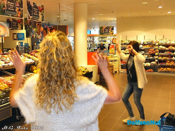 Flashmob in Albert Heijn. - Foto: H.G. Foto