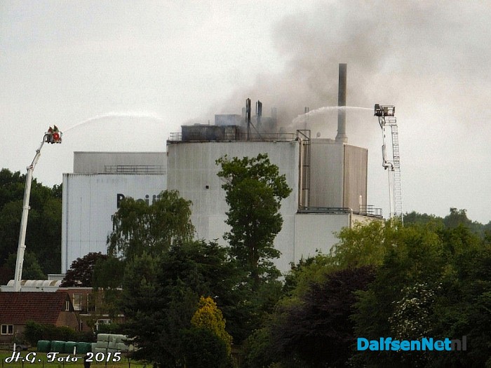 Zeer grote brand veevoederbedrijf Booijink. - Foto: H.G. Foto