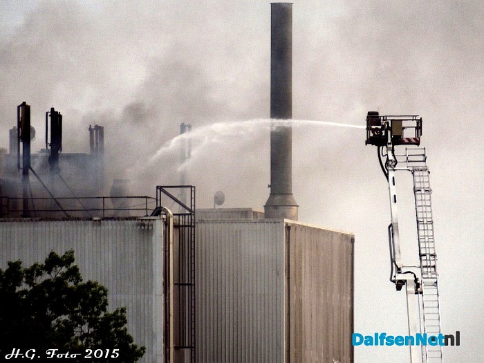 Zeer grote brand veevoederbedrijf Booijink. - Foto: H.G. Foto
