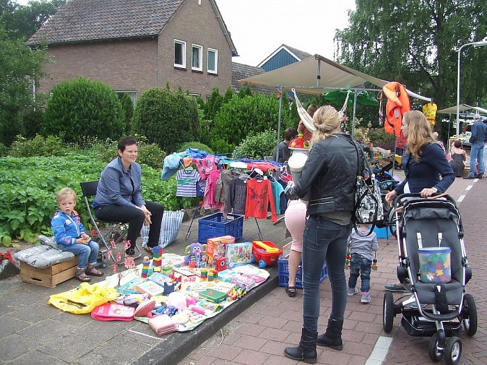Nu braderie en rommelmarkt in Hoonhorst - Foto: Wim