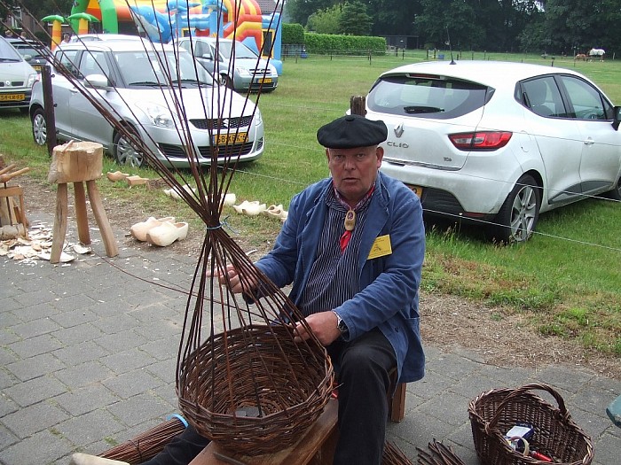 Nu braderie en rommelmarkt in Hoonhorst - Foto: Wim