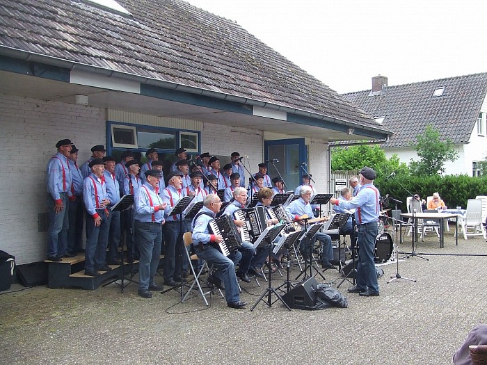 Nu braderie en rommelmarkt in Hoonhorst - Foto: Wim