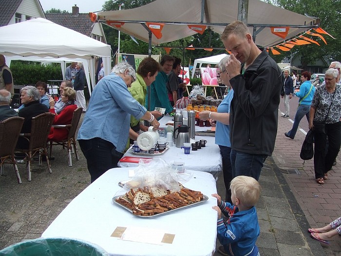 Nu braderie en rommelmarkt in Hoonhorst - Foto: Wim