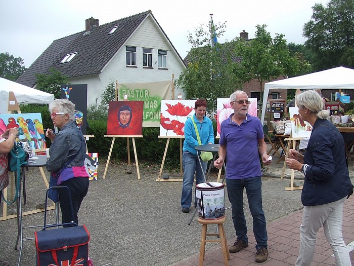 Nu braderie en rommelmarkt in Hoonhorst - Foto: Wim