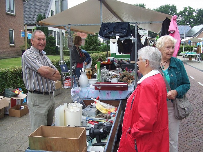 Nu braderie en rommelmarkt in Hoonhorst - Foto: Wim
