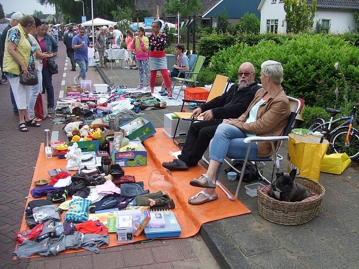 Nu braderie en rommelmarkt in Hoonhorst - Foto: Wim