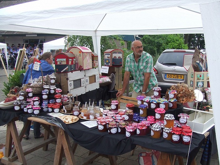 Nu braderie en rommelmarkt in Hoonhorst - Foto: Wim