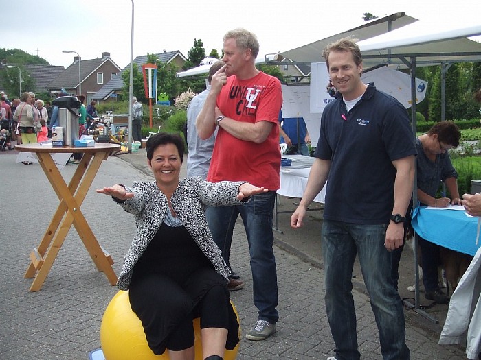 Nu braderie en rommelmarkt in Hoonhorst - Foto: Wim