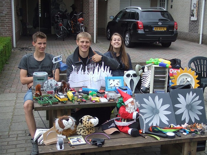 Nu braderie en rommelmarkt in Hoonhorst - Foto: Wim