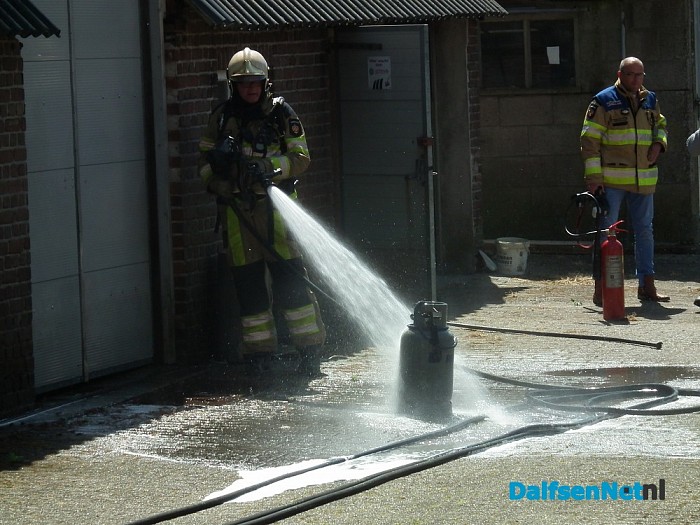 Gasfles in de brand aan de Welsummerweg - Foto: Robert Bril