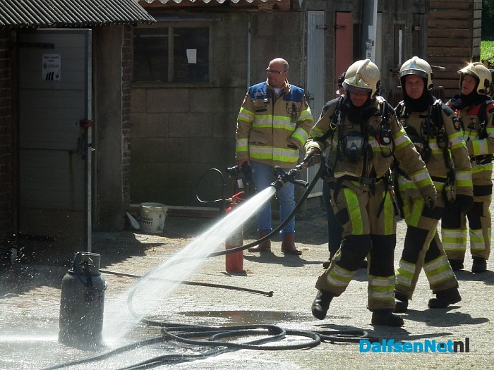 Gasfles in de brand aan de Welsummerweg - Foto: Robert Bril