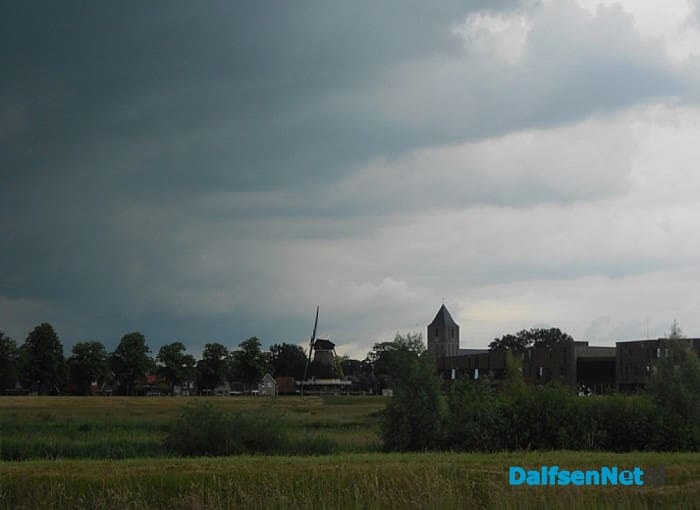 Even flink donker boven Dalfsen
